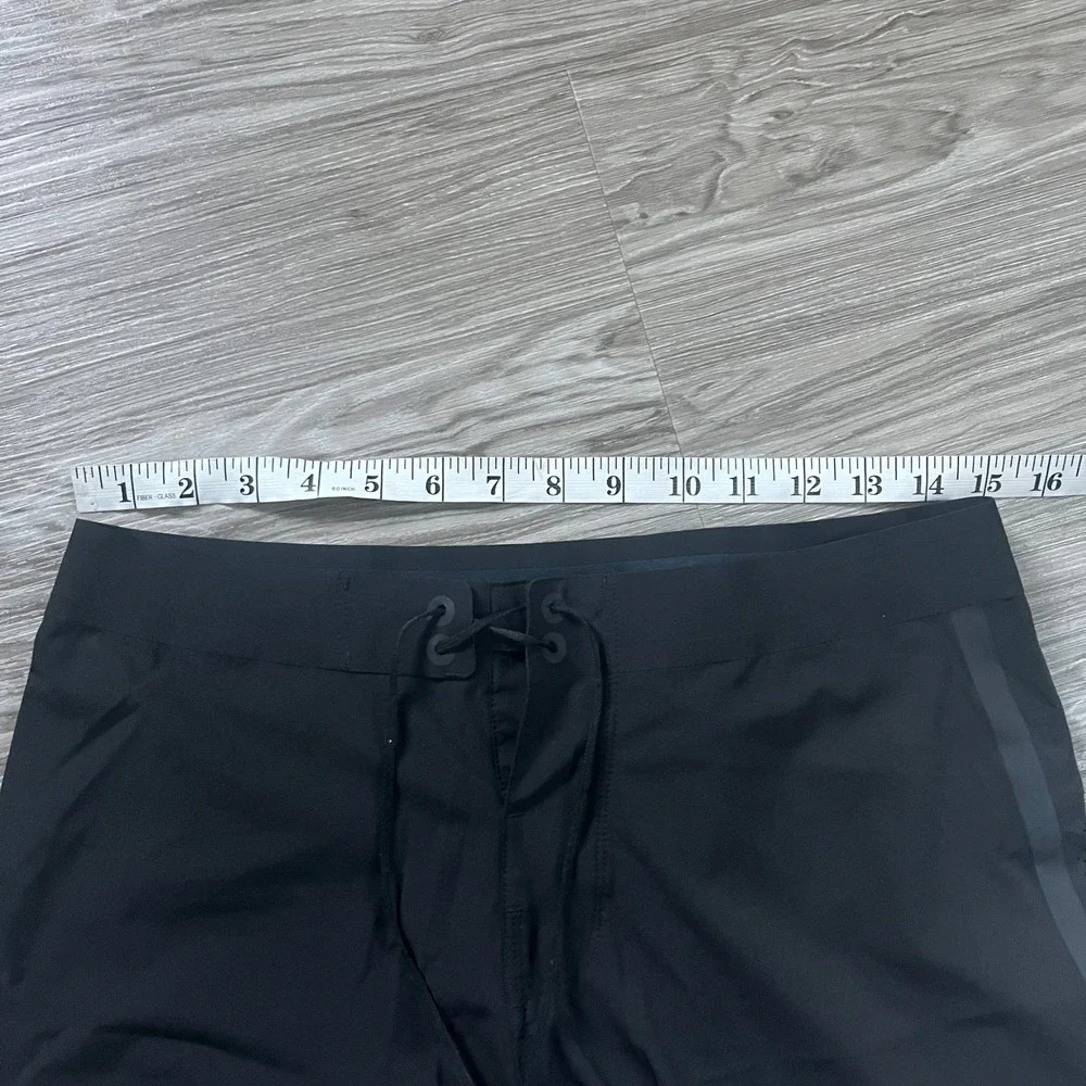 Vuori Cruise Boardshorts Mens 28 Black Recycled Stretch Surf Swim Shorts V3017